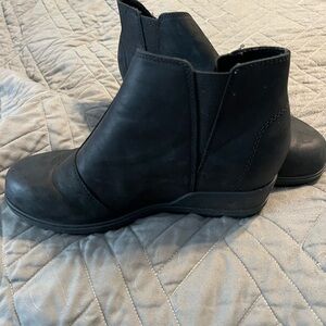 Sorel Evie  Women's Black Ankle Booties size 8 EUC